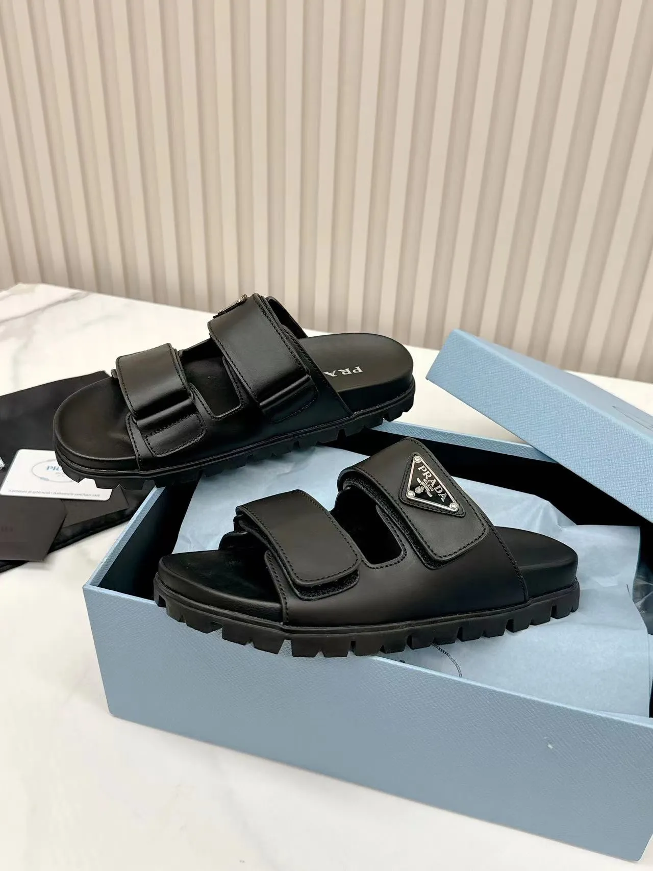 👟👟Ex-factory price 460👟👟 Prada2025’s latest Prada slippers, the slippers reveal a feminine atmosphere in a minimalist design. Triangular logo embellishment is eye-catching. Upper calfskin metal triangle logo 2 cm rubber sole Concave sole pattern Rubber sole Size 35---41